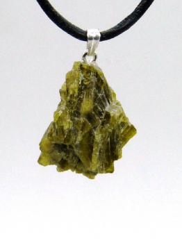 Epidot Kristall aus dem Himalaya, mit Silberöse